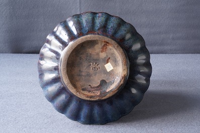 Een Chinees flamb&eacute;-glazuur Shiwan bord in chrysantvorm, reli&euml;fmerk, 18/19e eeuw