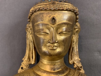 Une figure de Bouddha Shakyamuni en cuivre dor&eacute;, 17/18&egrave;me