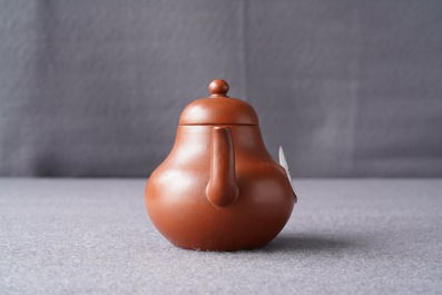 Een Chinese Yixing steengoed theepot met deksel, reli&euml;fmerk, 18/19e eeuw