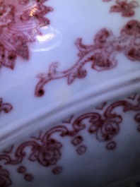 Een Chinese onderglazuur rode vaas met lotusbloemen, Qianlong