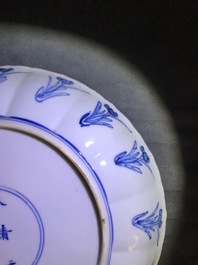 Deux assiettes en forme de lotus en porcelaine de Chine bleu et blanc, marque et &eacute;poque de Kangxi