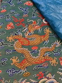 Une robe 'jifu' en soie brod&eacute;e &agrave; d&eacute;cor de dragons &agrave; cinq griffes sur fond turquoise, Chine, 19&egrave;me