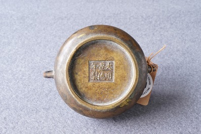 Un br&ucirc;le-parfum en bronze tach&eacute; d'or, Chine, marque de Xuande, 18&egrave;me