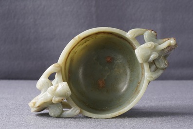 Een Chinese kop met chilong-grepen in celadon en bruine jade, wellicht vroege Qing