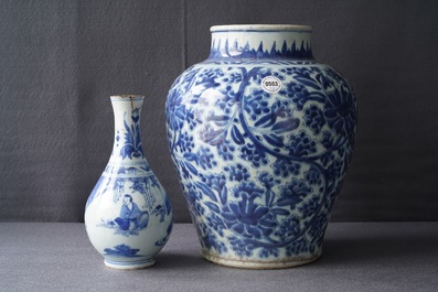 Deux vases en porcelaine de Chine bleu et blanc, &eacute;poque Transition et Kangxi