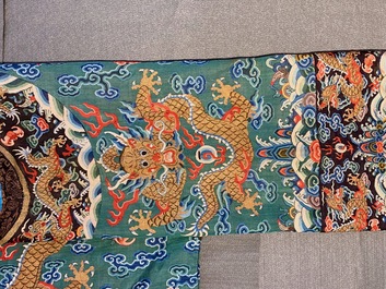 Une robe 'jifu' en soie brod&eacute;e &agrave; d&eacute;cor de dragons &agrave; cinq griffes sur fond turquoise, Chine, 19&egrave;me