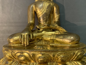 Une figure de Bouddha Shakyamuni en cuivre dor&eacute;, 17/18&egrave;me