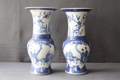 Une paire de vases de forme yenyen et deux vases aux fonds c&eacute;ladon en porcelaine de Chine, 19&egrave;me