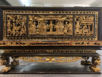 Une bo&icirc;te d'autel et une vitrine de table en bois laqu&eacute; et dor&eacute; pour le march&eacute; Straits ou Peranakan, Chine, 19&egrave;me