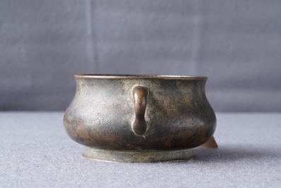 Een Chinese met goud bespatte bronzen wierookbrander, Xuande merk, 18e eeuw