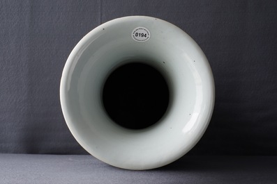 Un vase en porcelaine de Chine qianjiang cai &agrave; d&eacute;cor mythologique, 19/20&egrave;me