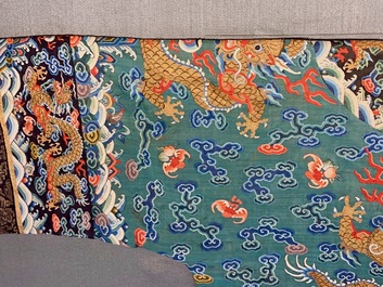 Een Chinese zijden 'jifu' mantel met vijfklauwige draken met turquoise fondkleur, 19e eeuw