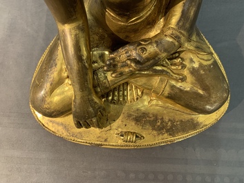 Een Sino-Tibetaanse verguld koperen figuur van Buddha Shakyamuni, 17/18e eeuw