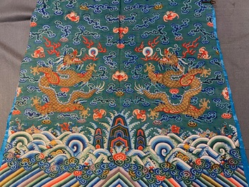 Une robe 'jifu' en soie brod&eacute;e &agrave; d&eacute;cor de dragons &agrave; cinq griffes sur fond turquoise, Chine, 19&egrave;me