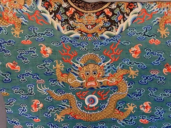 Une robe 'jifu' en soie brod&eacute;e &agrave; d&eacute;cor de dragons &agrave; cinq griffes sur fond turquoise, Chine, 19&egrave;me