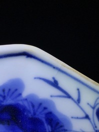 Un bol couvert sur pr&eacute;sentoir en porcelaine Arita de Japon en bleu et blanc, Edo, 17/18&egrave;me