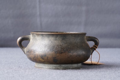 Een Chinese met goud bespatte bronzen wierookbrander, Xuande merk, 18e eeuw