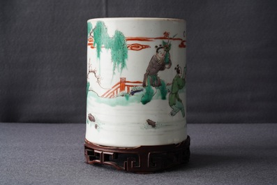 Un pot &agrave; pinceaux en porcelaine de Chine famille verte sur socle en bois, Kangxi