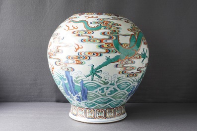 Un vase imp&eacute;rial en porcelaine de Chine doucai &agrave; d&eacute;cor de dragons, marque et &eacute;poque de Qianlong