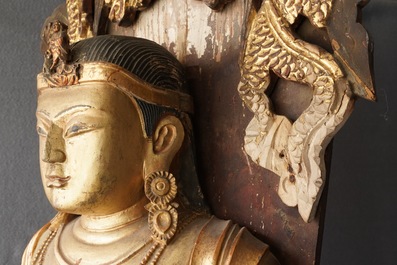 Een grote Chinese verguld houten figuur van Boeddha, 19e eeuw