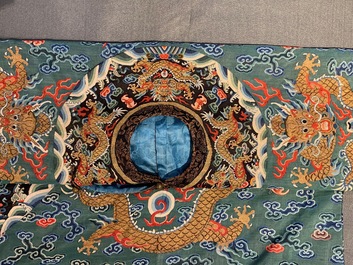 Een Chinese zijden 'jifu' mantel met vijfklauwige draken met turquoise fondkleur, 19e eeuw