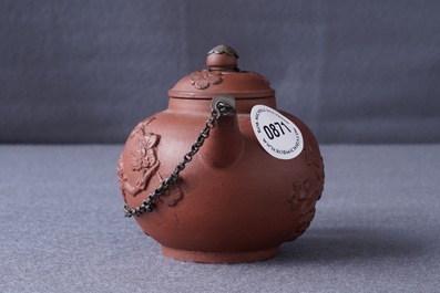 Een Delftse yixing-stijl theepot met zilveren montuur in rood aardewerk, 1e kwart 18e eeuw