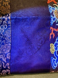 Une robe 'jifu' en soie brod&eacute;e &agrave; d&eacute;cor de dragons &agrave; cinq griffes sur fond turquoise, Chine, 19&egrave;me
