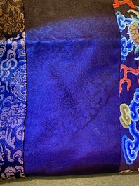 Een Chinese zijden 'jifu' mantel met vijfklauwige draken met turquoise fondkleur, 19e eeuw