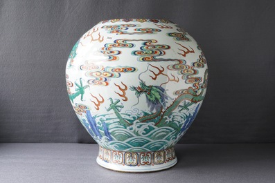 Un vase imp&eacute;rial en porcelaine de Chine doucai &agrave; d&eacute;cor de dragons, marque et &eacute;poque de Qianlong