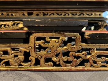 Une bo&icirc;te d'autel et une vitrine de table en bois laqu&eacute; et dor&eacute; pour le march&eacute; Straits ou Peranakan, Chine, 19&egrave;me