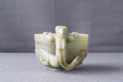 Een Chinese kop met chilong-grepen in celadon en bruine jade, wellicht vroege Qing