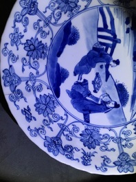 Twee Chinese blauwwitte gelobde borden met figuren, Kangxi merk en periode
