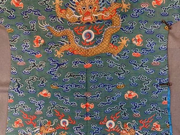 Een Chinese zijden 'jifu' mantel met vijfklauwige draken met turquoise fondkleur, 19e eeuw
