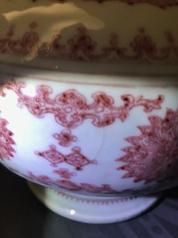 Un vase en porcelaine de Chine en rouge de cuivre &agrave; d&eacute;cor de lotus, Qianlong
