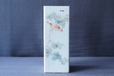 Un porte-chapeau en porcelaine de Chine qianjiang cai, sign&eacute; Mei Fengqiao, 19&egrave;me