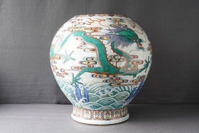 Un vase imp&eacute;rial en porcelaine de Chine doucai &agrave; d&eacute;cor de dragons, marque et &eacute;poque de Qianlong