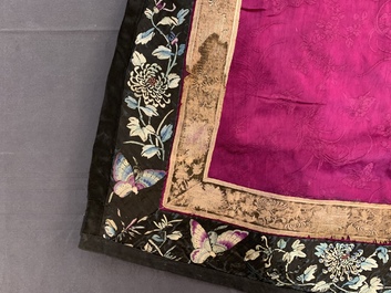 Een Chinees geborduurd zijden Manchu dameskleed met roze fondkleur, 19e eeuw