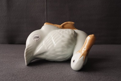 Een Chinees blanc de Chine model van een gans, reli&euml;fmerk, Republiek, 20e eeuw