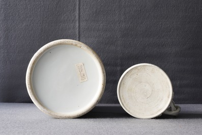 Un porte-chapeau et une chope en porcelaine de Chine qianjiang cai, sign&eacute; Ren Huanzhang, 19&egrave;me