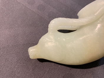 Un rhyton en forme de cerf et un mod&egrave;le d'un cochon en jade sculpt&eacute;, Han ou apr&egrave;s