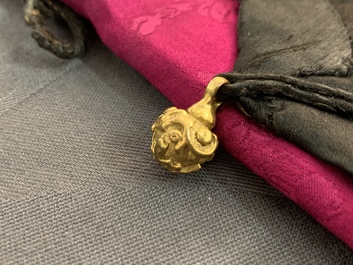 Een Chinees geborduurd zijden Manchu dameskleed met roze fondkleur, 19e eeuw