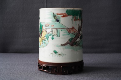 Un pot &agrave; pinceaux en porcelaine de Chine famille verte sur socle en bois, Kangxi