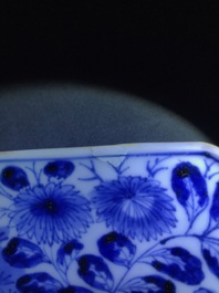 Un bol couvert sur pr&eacute;sentoir en porcelaine Arita de Japon en bleu et blanc, Edo, 17/18&egrave;me