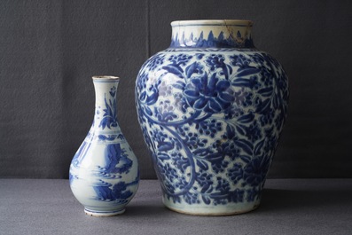 Deux vases en porcelaine de Chine bleu et blanc, &eacute;poque Transition et Kangxi