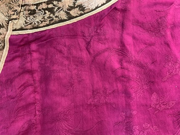 Une robe informelle Manchu en soie brod&eacute;e &agrave; fond rose, 19&egrave;me