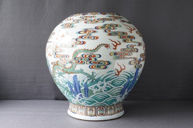 Un vase imp&eacute;rial en porcelaine de Chine doucai &agrave; d&eacute;cor de dragons, marque et &eacute;poque de Qianlong