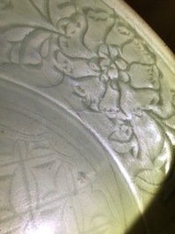 Een grote Chinese Longquan celadon schotel met onderglazuur decor, Ming