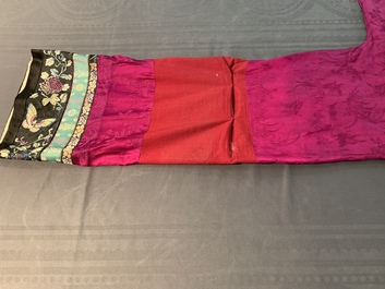 Een Chinees geborduurd zijden Manchu dameskleed met roze fondkleur, 19e eeuw