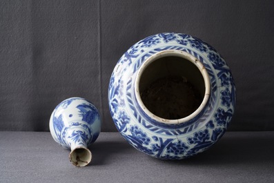 Deux vases en porcelaine de Chine bleu et blanc, &eacute;poque Transition et Kangxi