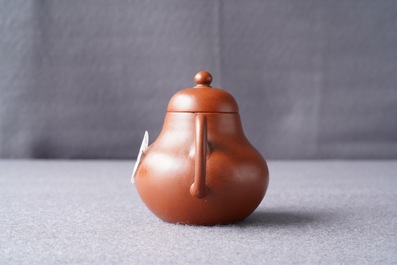 Een Chinese Yixing steengoed theepot met deksel, reli&euml;fmerk, 18/19e eeuw